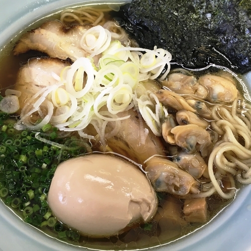「【限定】鶏貝出汁ラーメン（塩）＋エラー味玉」@ラーメン 樂只の写真