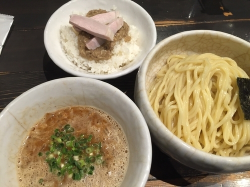 「浸け豚そば大盛(ホット)＋肉飯」@俺の空 池袋店の写真