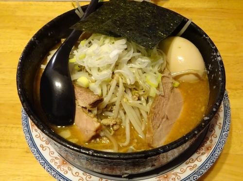 「塩豚骨らーめん（730円）＋味噌（100円）＋味玉」@パワー軒の写真