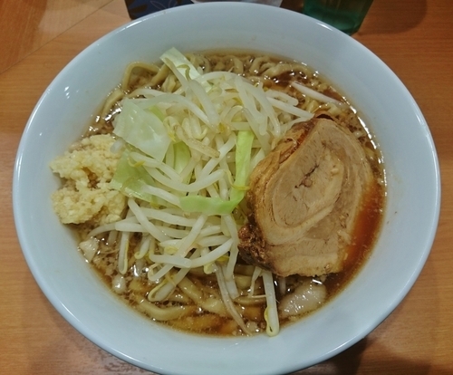「らーめん（野菜少なめ・ニンニク） 730円」@らーめん忍者の写真