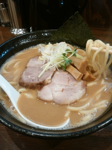 「らーめん（中盛同料金）700円」@まる文の写真