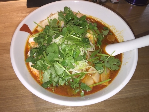 「【限定】節と白湯の中華そばベースのトムヤムラーメン_パクチー」@らーめん 月の兎影の写真