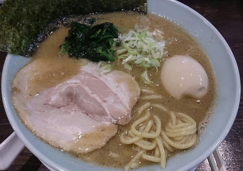 「とんこつ醤油 +味玉」@麺屋 亀城の写真