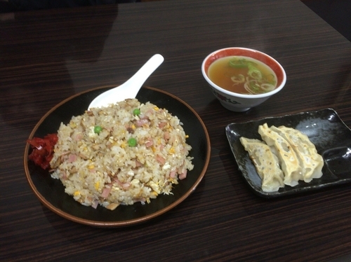 「チャーハンと餃子３コ（900）」@中華食堂 たか島の写真