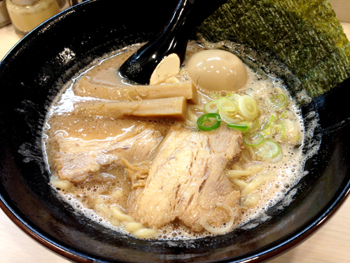 「鶏豚骨醤油ラーメン（太麺） ＋ 味玉」@ラーメン長山 池袋店の写真