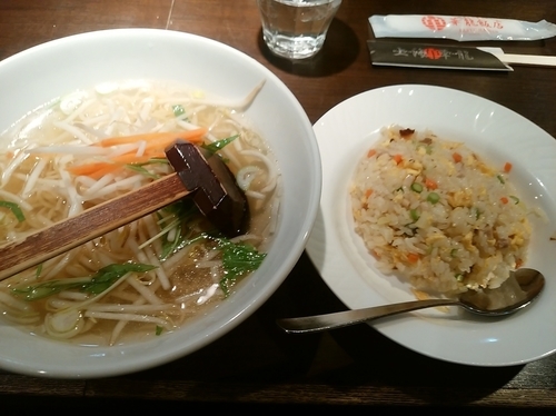 「本日のランチ①(塩味もやしラーメン＆五目チャーハン)780円」@上海華龍 ヤマダ電機LABI1高崎店の写真