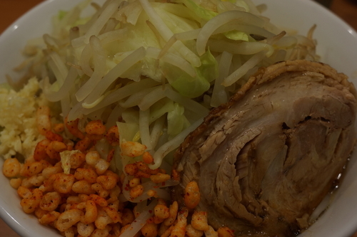 「らーめん （ニンニク、野菜、辛玉）、麺少なめ」@らーめん忍者の写真