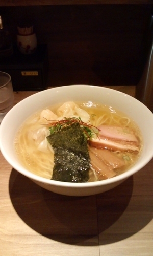 「白旨ニコニコワンタン麺（肉2コ・エビ2コ）900円」@中華soba いそべの写真