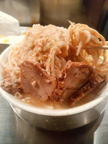 「ラーメン豚入り（野菜・ニンニク・あぶら）900円」@ジロリアン 町屋店の写真