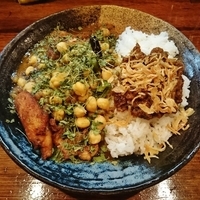 あいがけカレー（チキン＋豆 / ４辛） 1350円