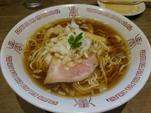 「煮干しそば800円＋しらす豆腐＆冷酒いろいろ」@麺やまつ本の写真