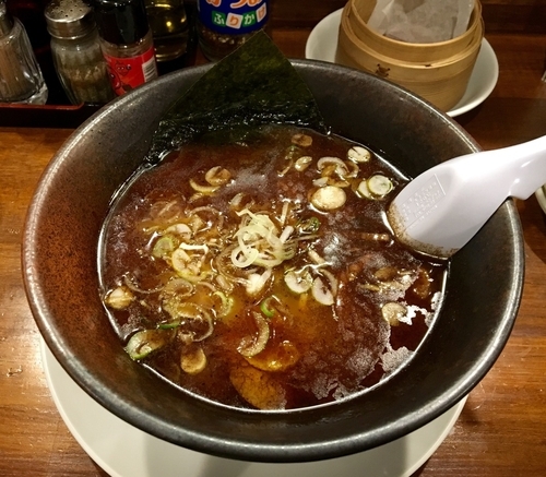 「秀鳳黒らーめん 800円」@らーめん秀鳳の写真