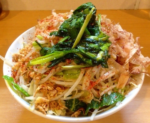 「汁無し蕎麦（７００+８０）780円　無料トッピング味ニラ」@豚星。の写真