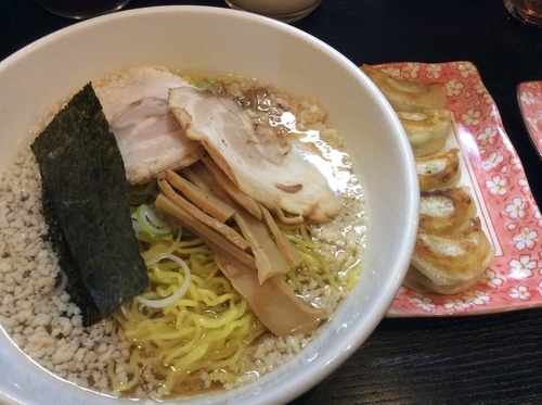 「醤油 こってり＋サービス餃子」@宗家一条流 八代目直系 がんこラーメン 町屋店の写真