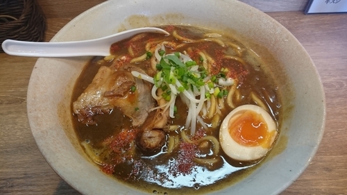 「カレーラーメン（極太麺：800円）＋味玉（50円）＋ライス」@麺八の写真