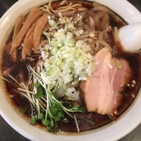 じらい屋ラーメン(醤油)750円、とりたま150円