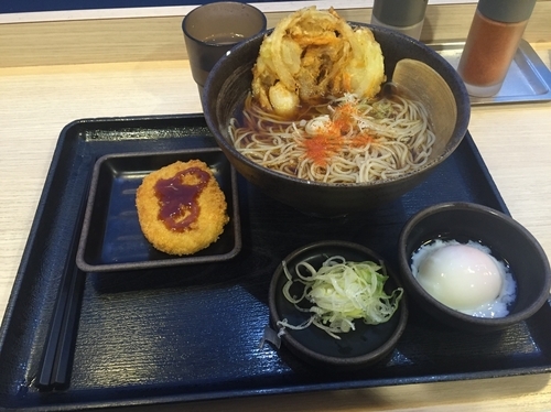 「朝そば（玉子）＋クーポンコロッケ＋ねぎ多め」@ゆで太郎 柏の葉キャンパス店の写真