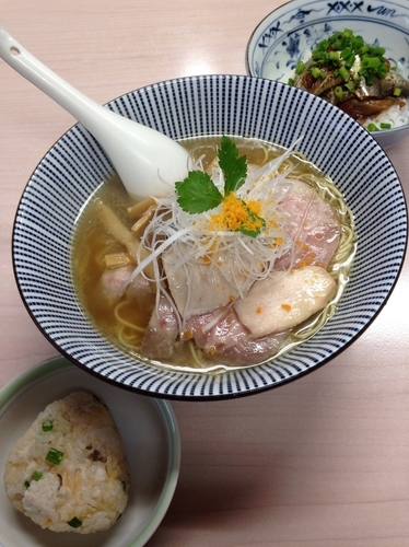 「【限定】鰆と春告魚の中華そば  おにぎり付き➕いわし丼」@中華そば よしかわの写真