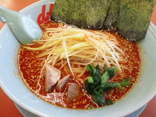 「辛味噌ネギラーメン（激辛） 830円」@ラーメン山岡家 福島矢野目店の写真