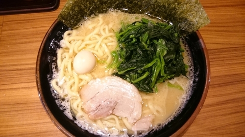 「醤油ラーメン￥734 ライス￥108 ほうれん草(ﾁｹｯﾄ)」@横浜家系ラーメン 壱角家 谷塚店の写真