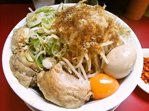 「まぜそば（ニンニクアブラ辛あげ）+特製」@鷹の目 獨協大学前本店の写真