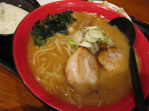 「厚切りチャーシュー麺ランチセット￥820」@しせん亭 運動公園店の写真
