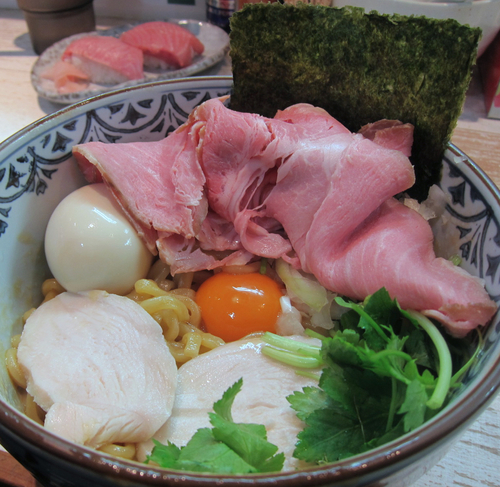 「特製濃厚たまごのまぜそば 950円 + α」@中華そば 四つ葉の写真