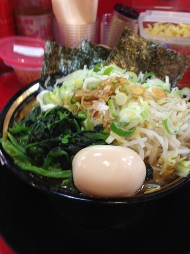 「ラーメン 味玉・野菜・ネギ多め」@家系ラーメン とらきち家の写真