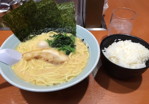 「ラーメン大 + ライス」@横浜家系ラーメン 新宿小滝橋 魂心家の写真