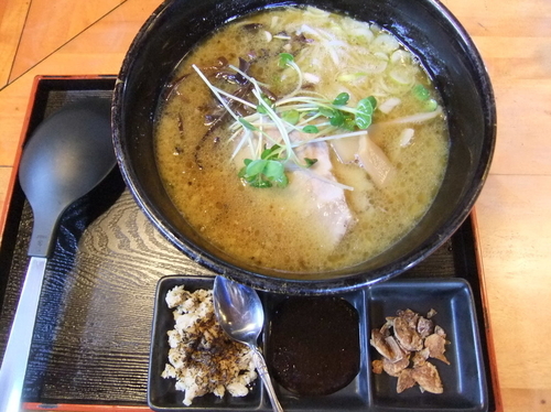 「焦がしとんこつラーメン（824円）」@珈琲屋の写真