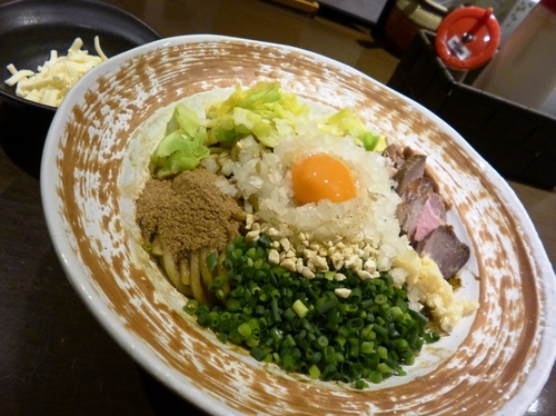 「黒どろまぜそば＋チーズ」@麺や 虎徹の写真