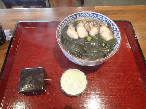 「牡蠣そば(1350円)+大盛」@手打ち蕎麦 あづまの写真