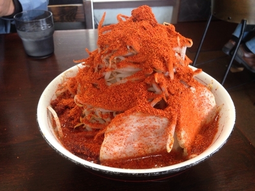 「ラーメンかためヤサイ一味唐辛子700円」@ラーメン大大の写真
