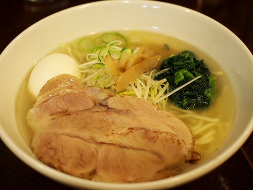 「塩らーめん ＋ だし味玉子」@らーめん紬麦の写真