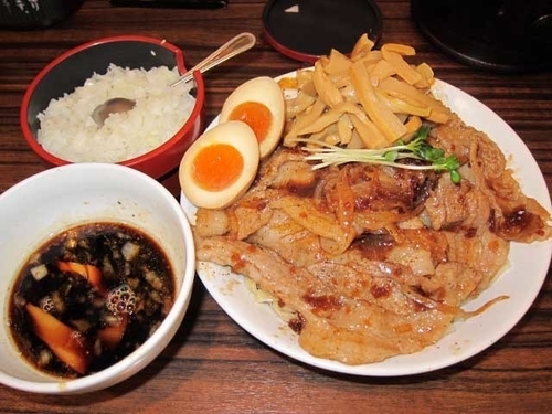 「イベリコ豚の肉盛りつけ麺並980円＋無料の肉増し・味玉他」@魁 肉盛りつけ麺 六代目けいすけの写真