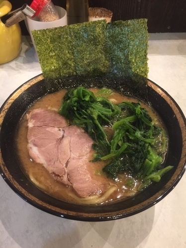 「ラーメン並ほうれん草増し800円、硬め濃いめ」@横浜家系ラーメン 虎家の写真