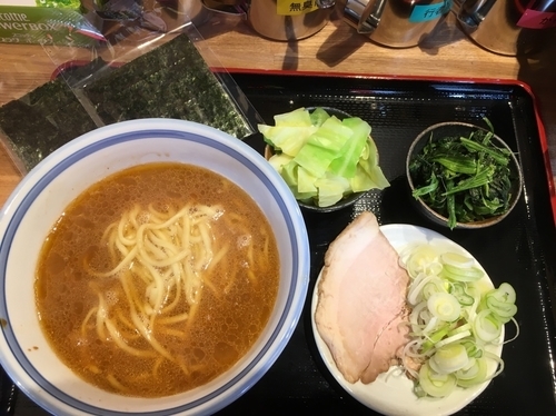 「ラーメン小500円、キャベツ50円、ほうれん草60円、チャーシュ」@元祖 東京家系ラーメン 横横家 東京店の写真