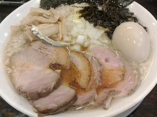 「特製ラーメン、大盛、サービスライス」@背脂煮干中華そば 心やの写真