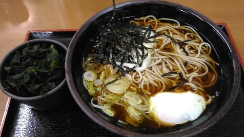 「温玉とろろ＋ワカメ　（460円＋クーポン）」@ゆで太郎 九段南店の写真