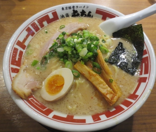 「東京豚骨ラーメン（大盛）680円」@屯ちん 池袋本店の写真