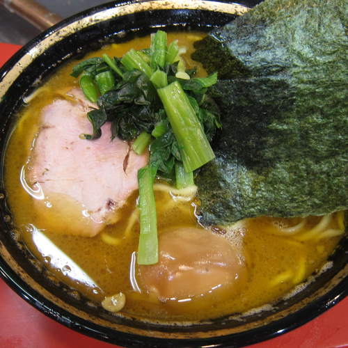 「中盛ラーメン 770円 + 味玉 60円（カタメ・オオメ）」@家系総本山 ラーメン吉村家の写真