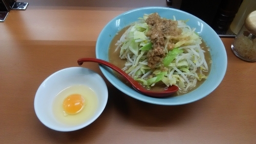 「中ラーメン（野菜アブラ普通）＋生卵」@立川マシマシ 5号店の写真
