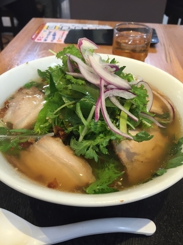 「わさび菜たっぷり香味醤油ラーメン」@喜多方ラーメン坂内 池袋サンシャイン店の写真