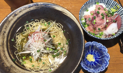 「【2月限定】生しらすの冷製そば￥400+海鮮丼￥400」@寿製麺よしかわ 川越店の写真