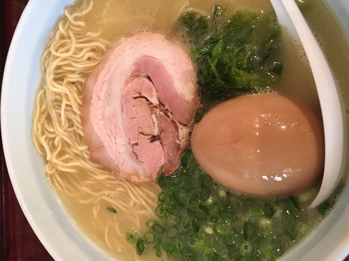 「玉子入りらーめん」@らーめん まる玉 新橋店の写真