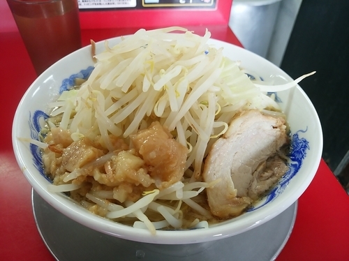 「ラーメン中　野菜ちょい増しニンニクアブラ」@ジャンクガレッジ 東大宮店の写真
