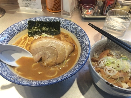 「濃厚魚介ラーメン エビの辛み  照り焼き風鶏めし」@豚骨一燈の写真