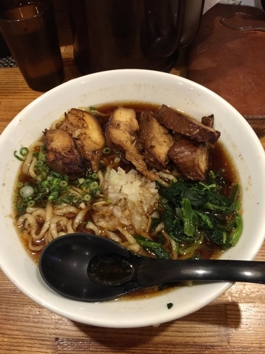 「まる鶏醤油チャーシューラーメン➕大盛➕麺硬め」@まる鶏の写真