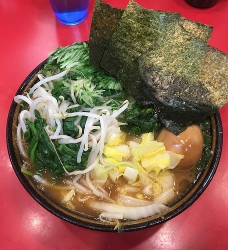 「ラーメン味玉+水菜+ニラもやし+白菜」@家系総本山 ラーメン吉村家の写真