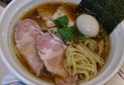 「醤油そば( 平打ち) + チャーシュー + 味玉」@麺屋壱心の写真